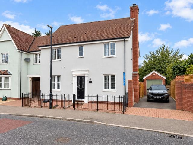 4 bedroom link detached house for sale