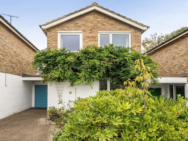 4 bedroom link detached house for sale