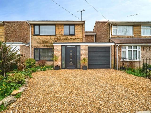 4 bedroom link detached house for sale