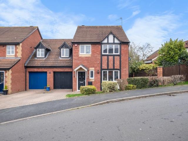 4 bedroom link detached house for sale