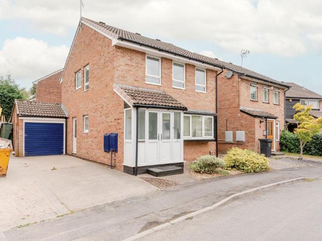 4 bedroom link detached house for sale