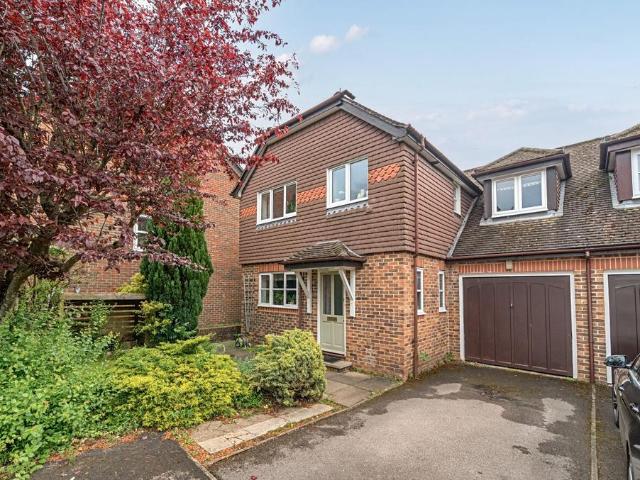 4 bedroom link detached house for sale