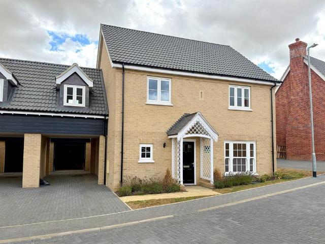 4 bedroom link detached house for sale