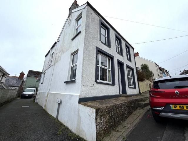 4 bedroom link detached house for sale