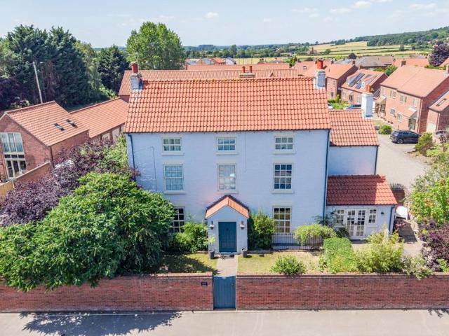 4 bedroom link detached house for sale