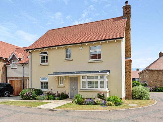 4 bedroom link detached house for sale