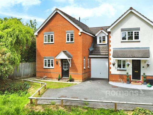 4 bedroom link detached house for sale