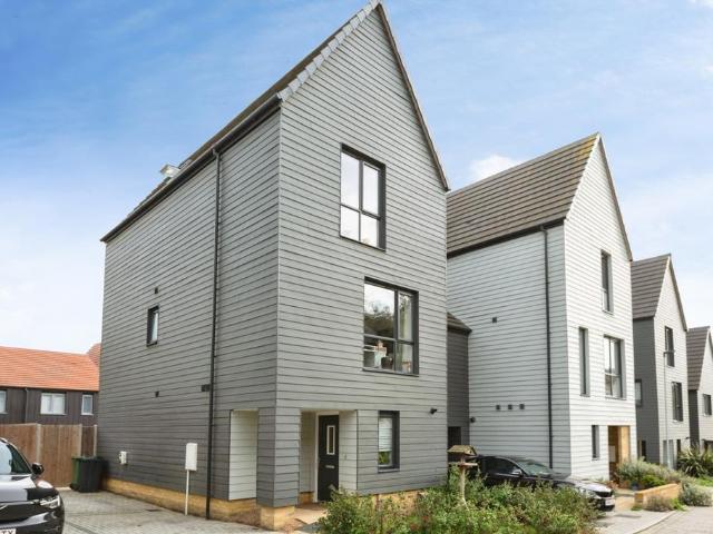 4 bedroom link detached house for sale