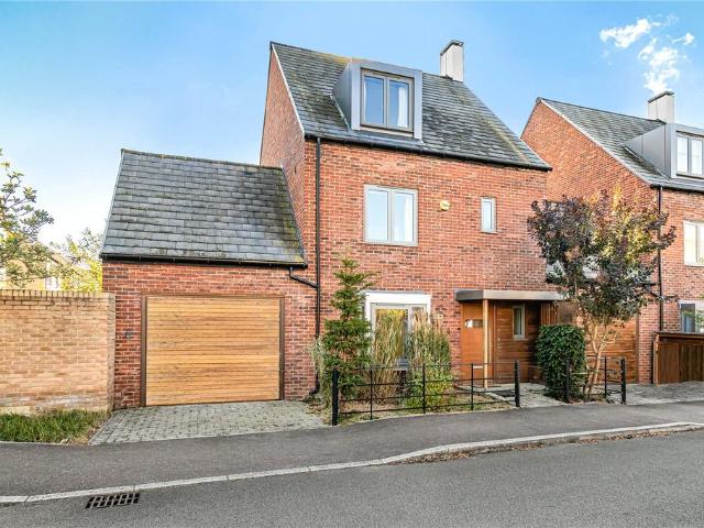 4 bedroom link detached house for sale