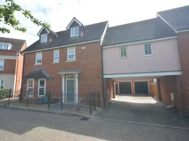 4 bedroom link detached house for rent in Windley Tye, CM1