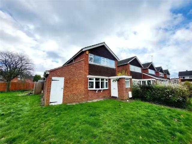 4 bedroom link detached house for rent in Lower Lickhill Road.