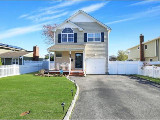 4 bedroom luxury House for sale in East Islip, United States