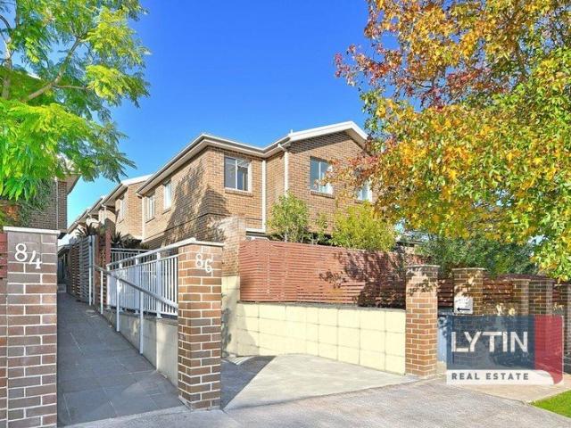 4 Bedroom Modern Townhouse Located Perfect Location INSP: 6/10 TUE 4:45pm 5pm