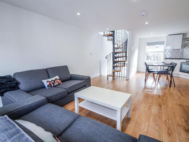 4 bedroom maisonette