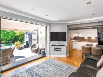 4 bedroom maisonette for sale