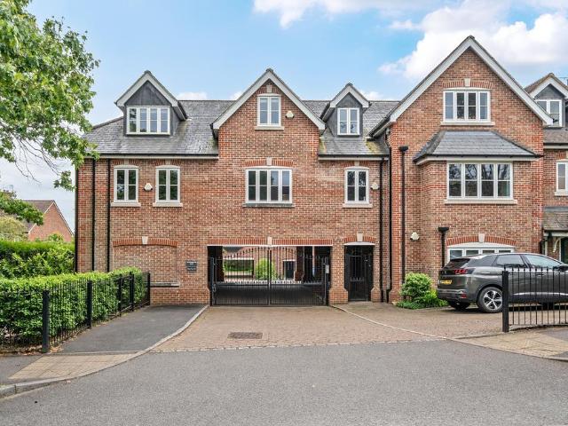 4 bedroom maisonette for sale