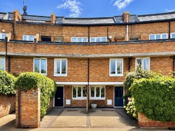 4 bedroom maisonette for sale
