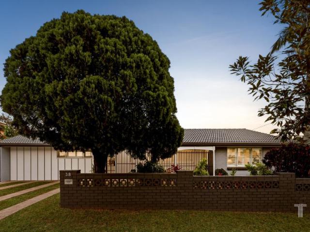 4 Bedroom House Mansfield QLD 102524820