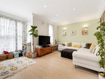 4 bedroom mews to rent
