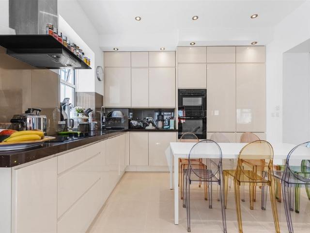 4 bedroom mews to rent