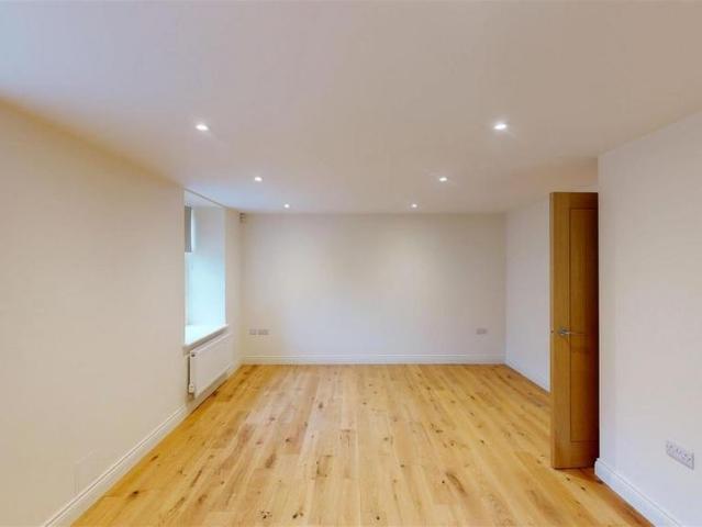 4 bedroom mews to rent