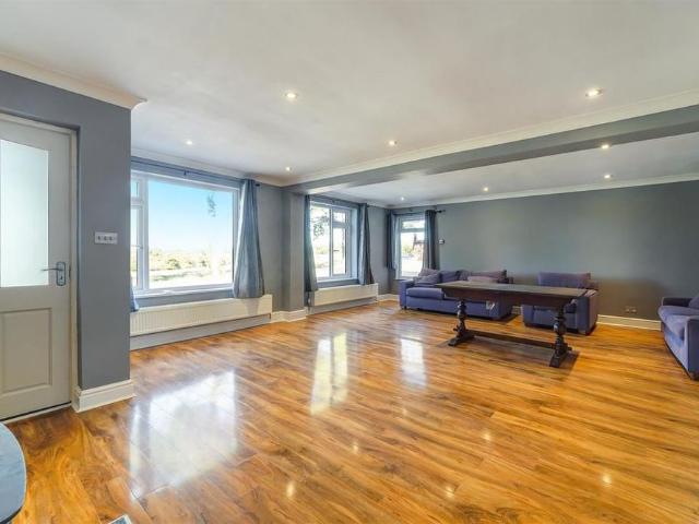 4 bedroom mews to rent