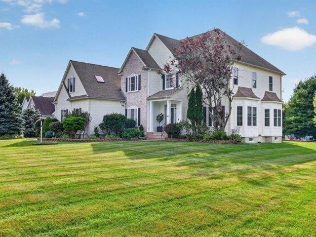 4 bedroom, Medway MA 02053 105587612
