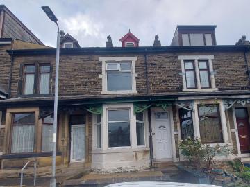 4 bedroom mid terraced house Let in Bradford