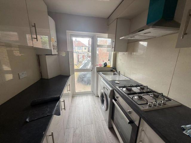4 Bedroom mid terraced house to let. 3 bed terraced house to rent £2,600 pcm £600 pw