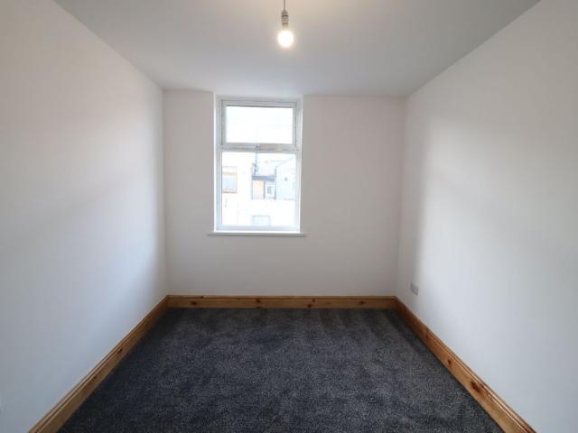 4 Bedroom Mid Terraced House To Rent