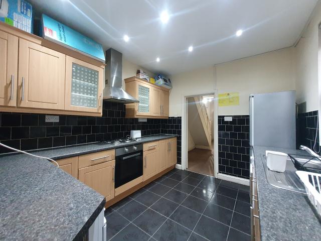 4 bedroom mid terraced House to rent