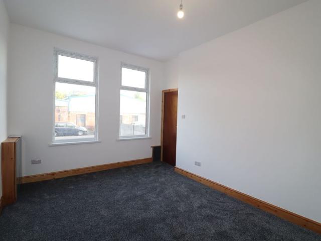 4 Bedroom Mid Terraced House To Rent