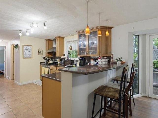 4 bedroom, Nashua NH 03063 105365097