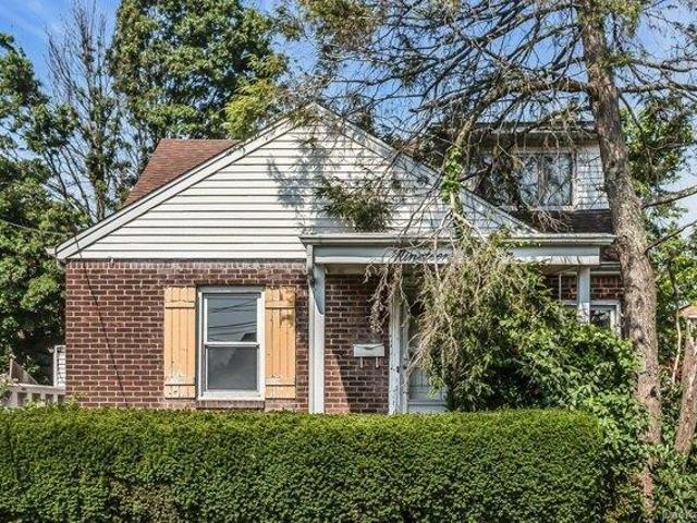 4 bedroom, New Hyde Park NY 11040 104903190