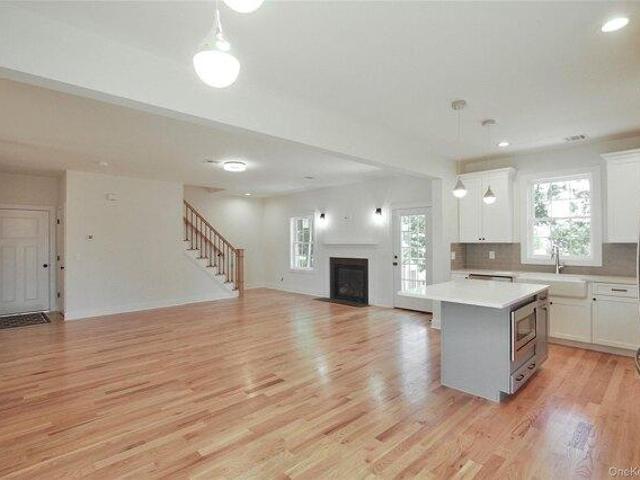 4 bedroom, New Windsor NY 12553 105292392