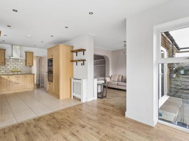 4 bedroom semi detached bungalow to rent