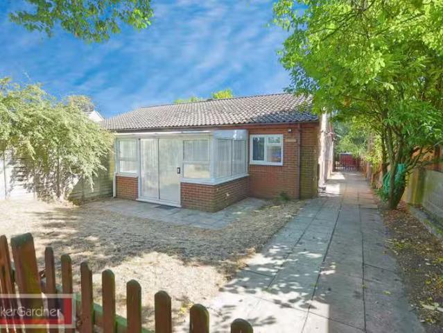 4 bedroom semi detached bungalow for rent in Cambridge Road, G.