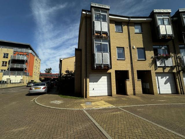 4 Bedroom Semi Detached House