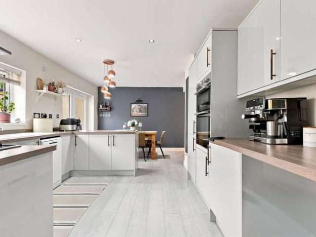 4 Bedroom End Of Terrace House