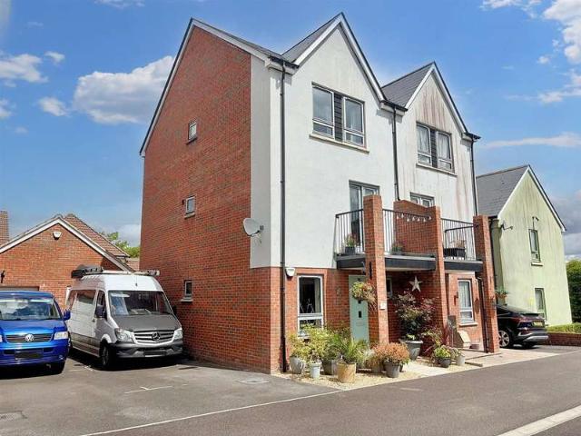 4 Bedroom Semi Detached House