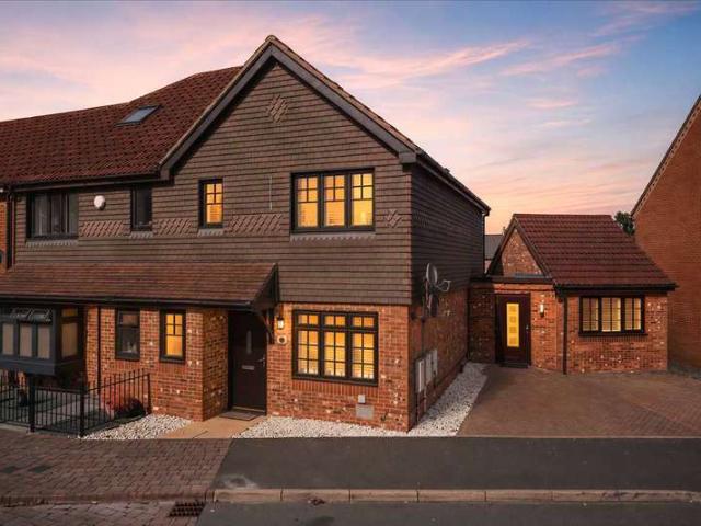 4 Bedroom Semi Detached House