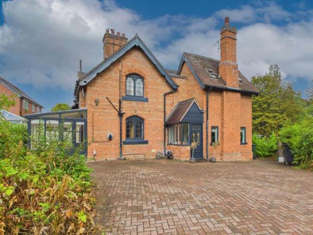 4 Bedroom Semi Detached House