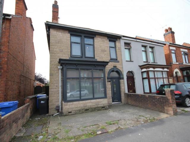 4 bedroom Semi detached house To Let