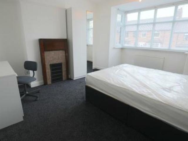 4 bedroom Semi detached house To Let
