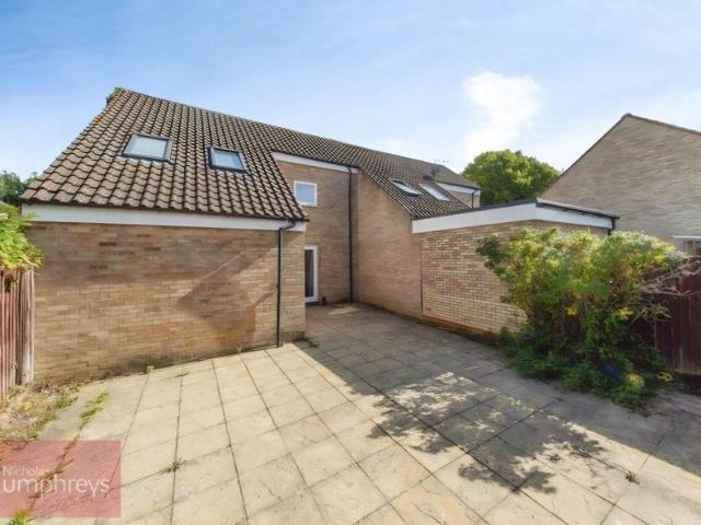 4 bedroom Semi detached house To Let