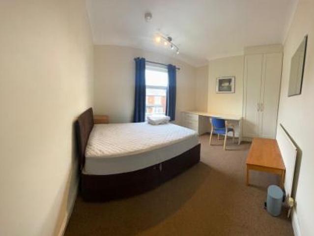 4 bedroom Semi detached house To Let