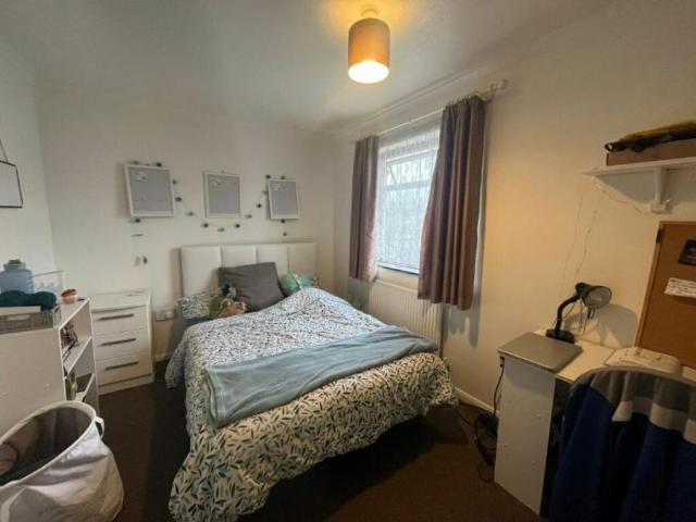 4 bedroom Semi detached house To Let