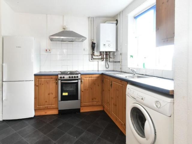 4 bedroom Semi detached house To Let