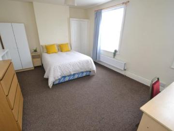 4 bedroom Semi detached house To Let