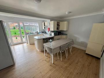 4 bedroom Semi detached house To Let